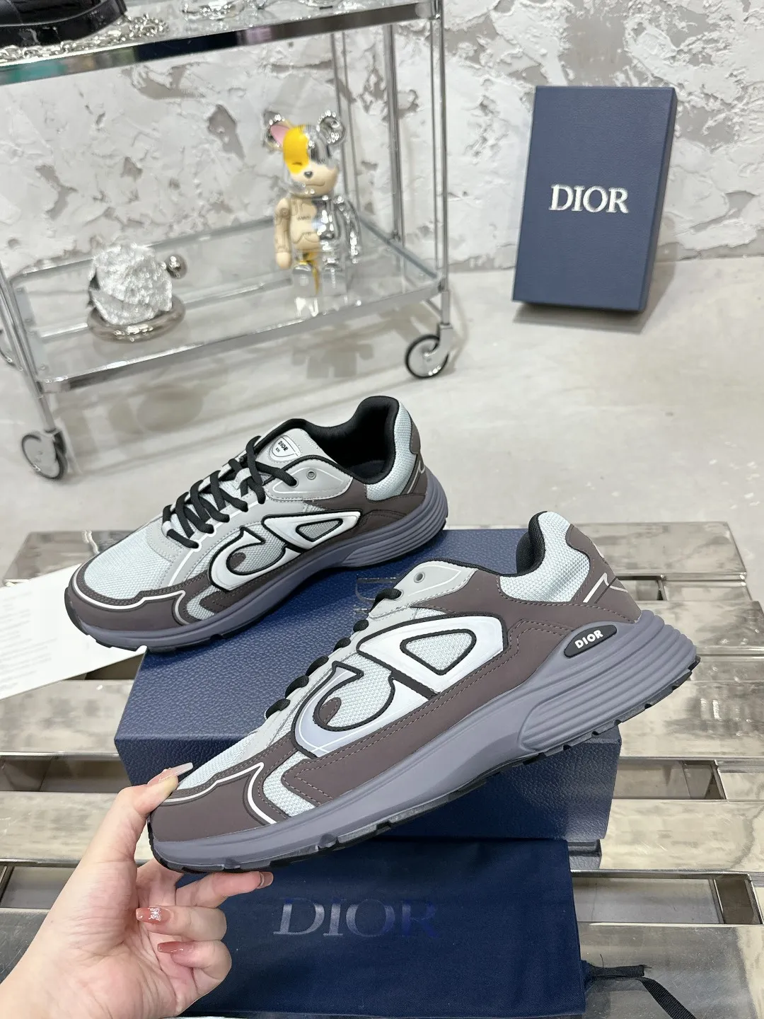 Men's men's shoes 💰600❤️❤️❤️High version Dior Dior's latest color matching B30 series reflective dad sneakers original 17380💰 purchased for development and production Brand new B30 sneakers Dad Shoes style shoes that follow the trend of the retro market The Dior logo on the tongue also indicates that this pair of shoes is the B30 model! B30 uses fine-textured leather and mesh cloth materials to form a shoe body. There are conspicuous letters CD on both sides of the shoe body to indicate identity. Many lines on the shoe body outline details to make the shoes look less monotonous and full of retro flavor. The delivery counter is exquisitely packaged🛍📦 ▪️Fabric: Original customized technical fabric + mesh ▪️Inner lining: Customized breathable lining ▪️Outsole: Original molded IP foam + TPU outsole ▪️Sole thickness: 3.5CM ▪️Size: Women’s size 35-40 / Men’s size 39-46